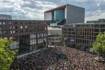 910675 Overzicht van het Vredenburgplein tijdens het verrassingsconcert van de Utrechtse band Kensington te Utrecht, ...